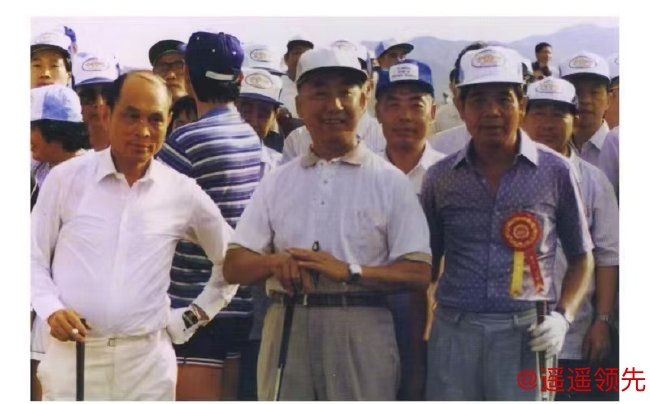 1984年8月25日，中山温泉高尔夫球会开业的开球仪式（从左到右：霍英东、荣高棠、郑裕彤）