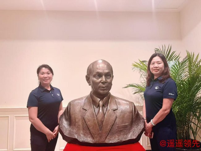 南沙高尔夫球会的管理人员林春阳CCM（右）及何昆鹏CCM（左）与霍英东像合影